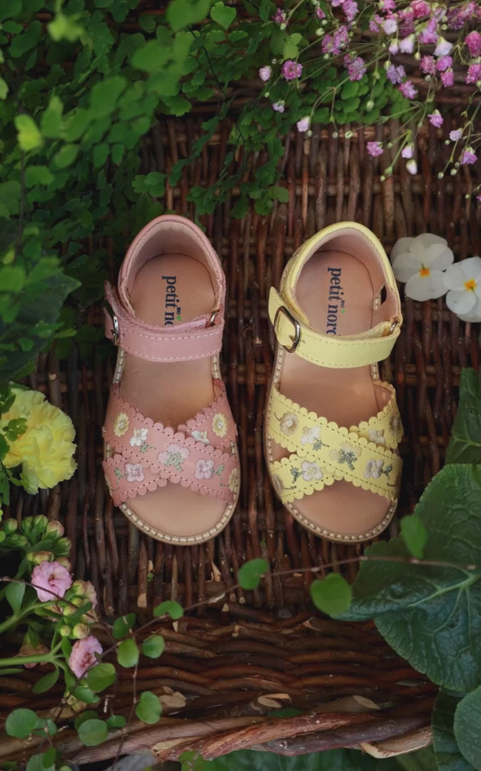 Petit Nord Flower Crossover Sandal Sandals Lemon Meringue 051